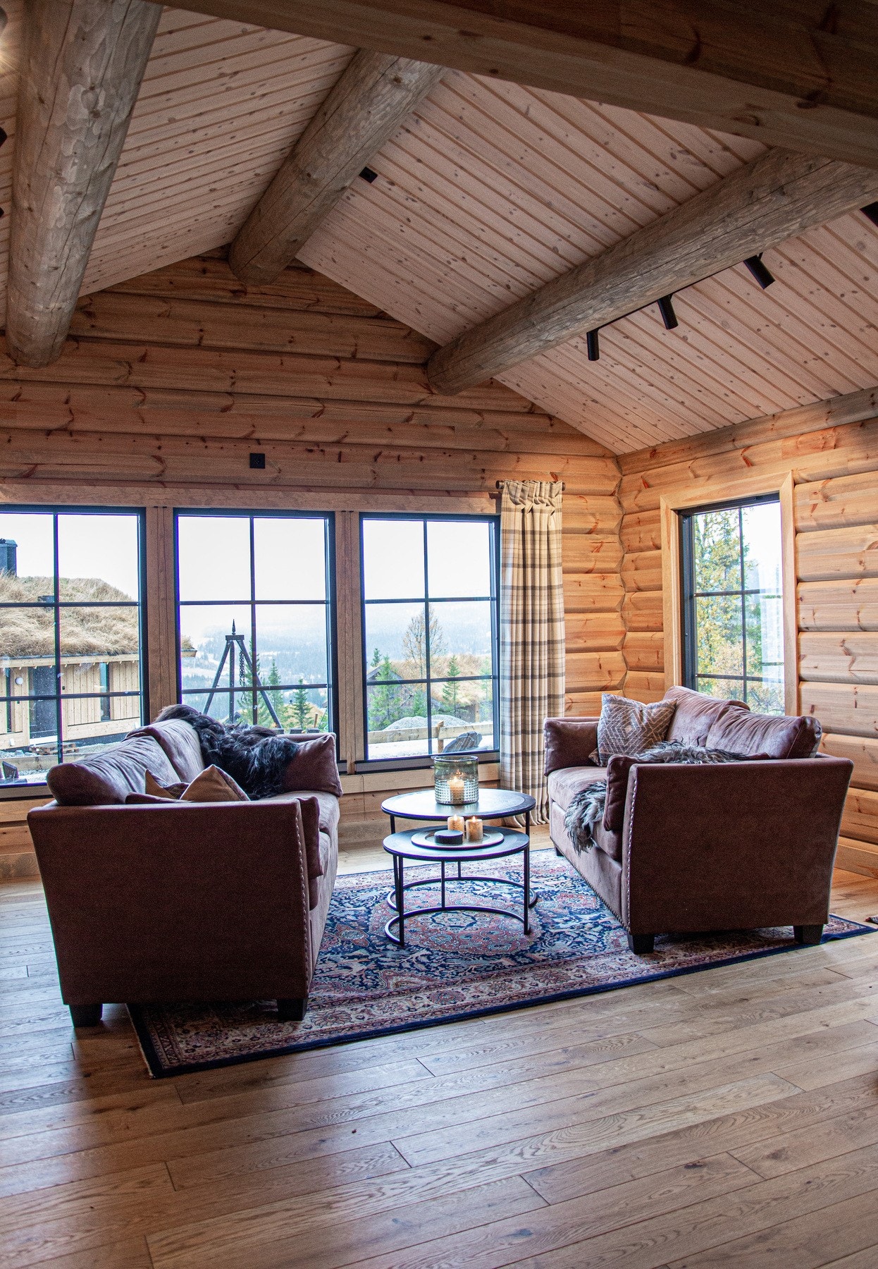 Stue i 1.etasje er romslig med god og luftig takhøyde Galleribilde