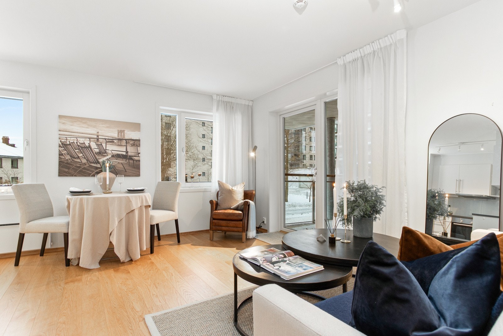 Plass til både sofaseksjon, spisebord samt øvrig innredning Galleribilde