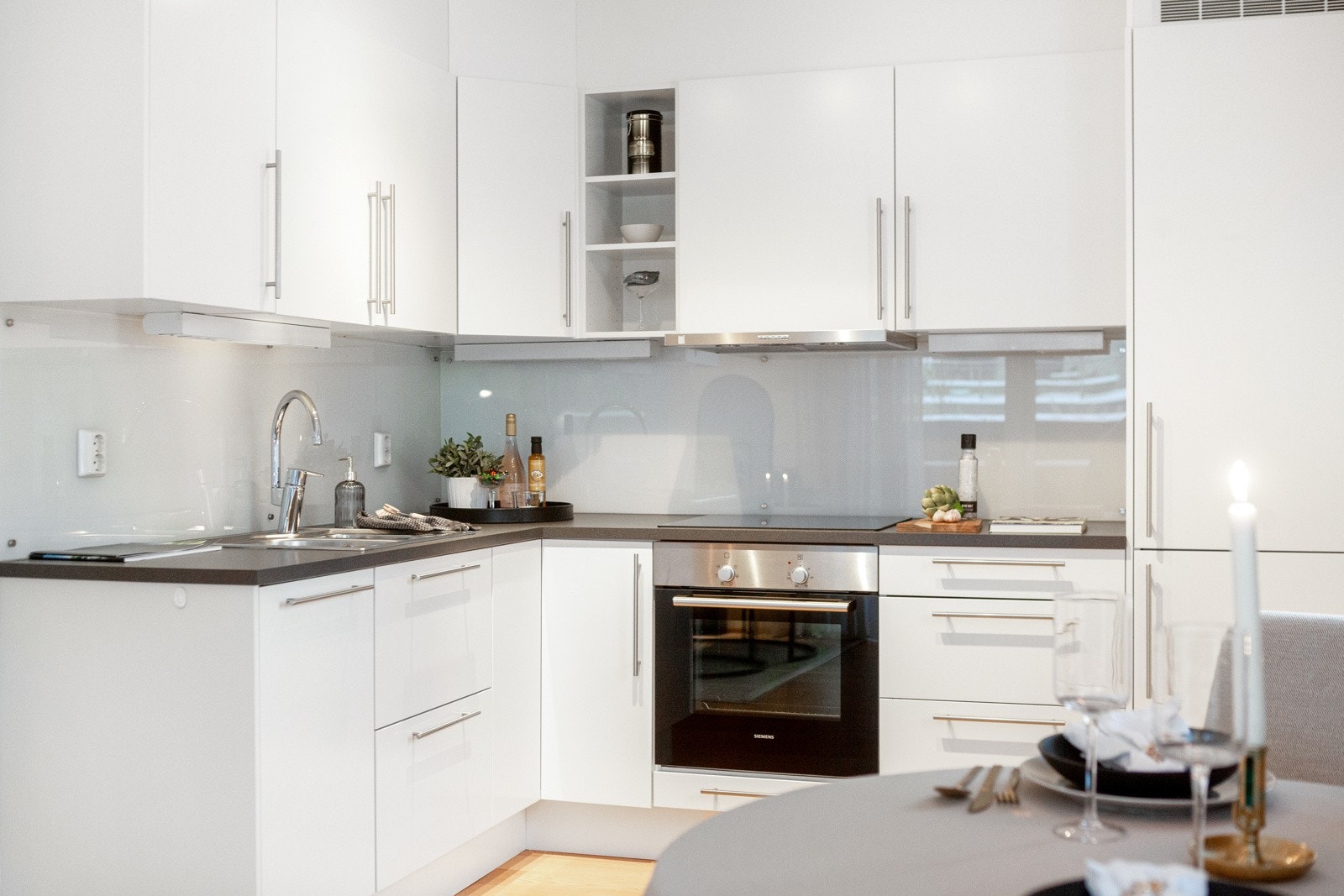 Laminat benkeplate med glasssplater over benk. Galleribilde