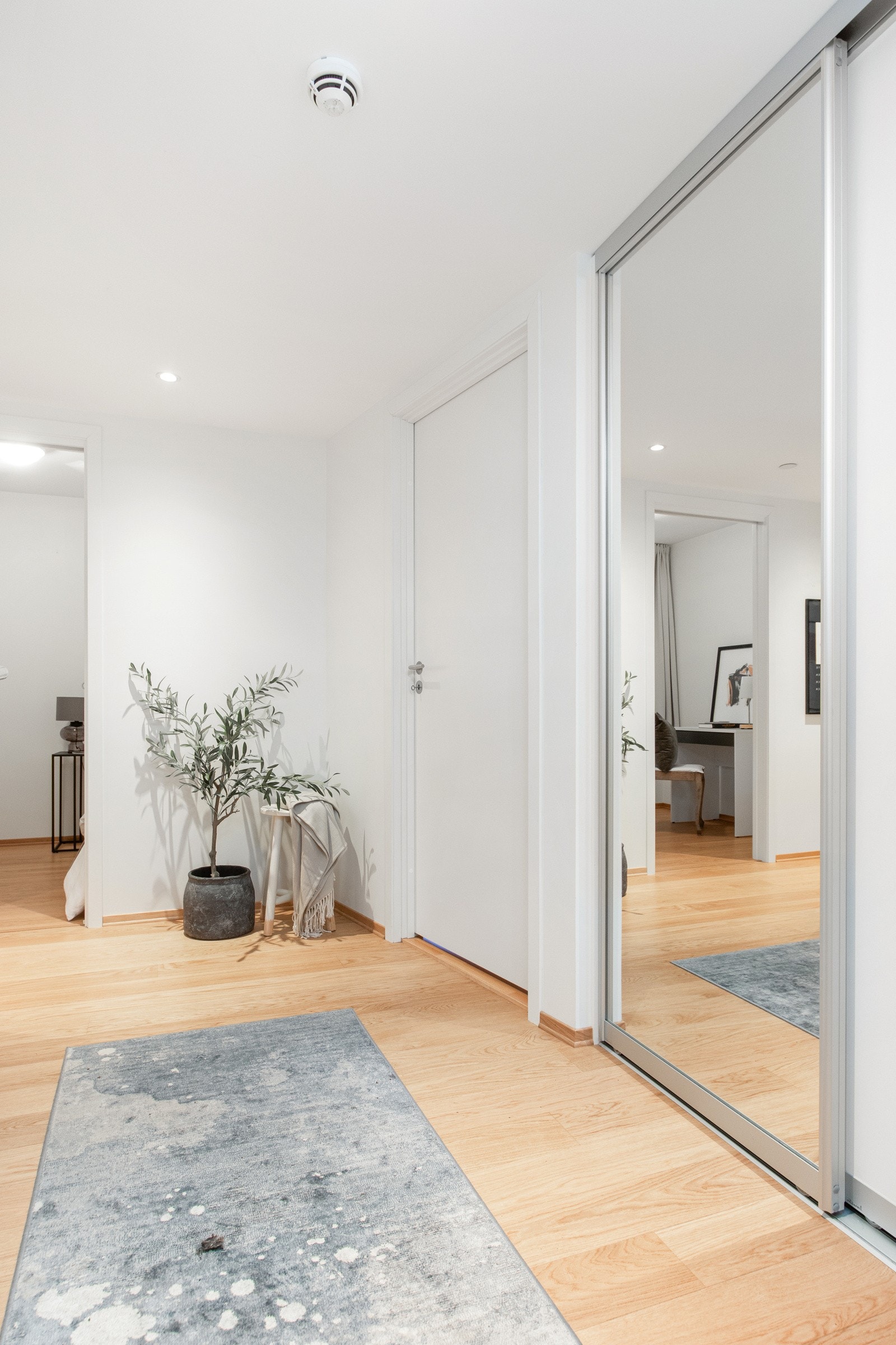 Praktisk entré med god plass til oppheng av yttertøy, praktisk skyvedørsgarderobe som gir et ryddig og stilrent preg til gangen. Galleribilde