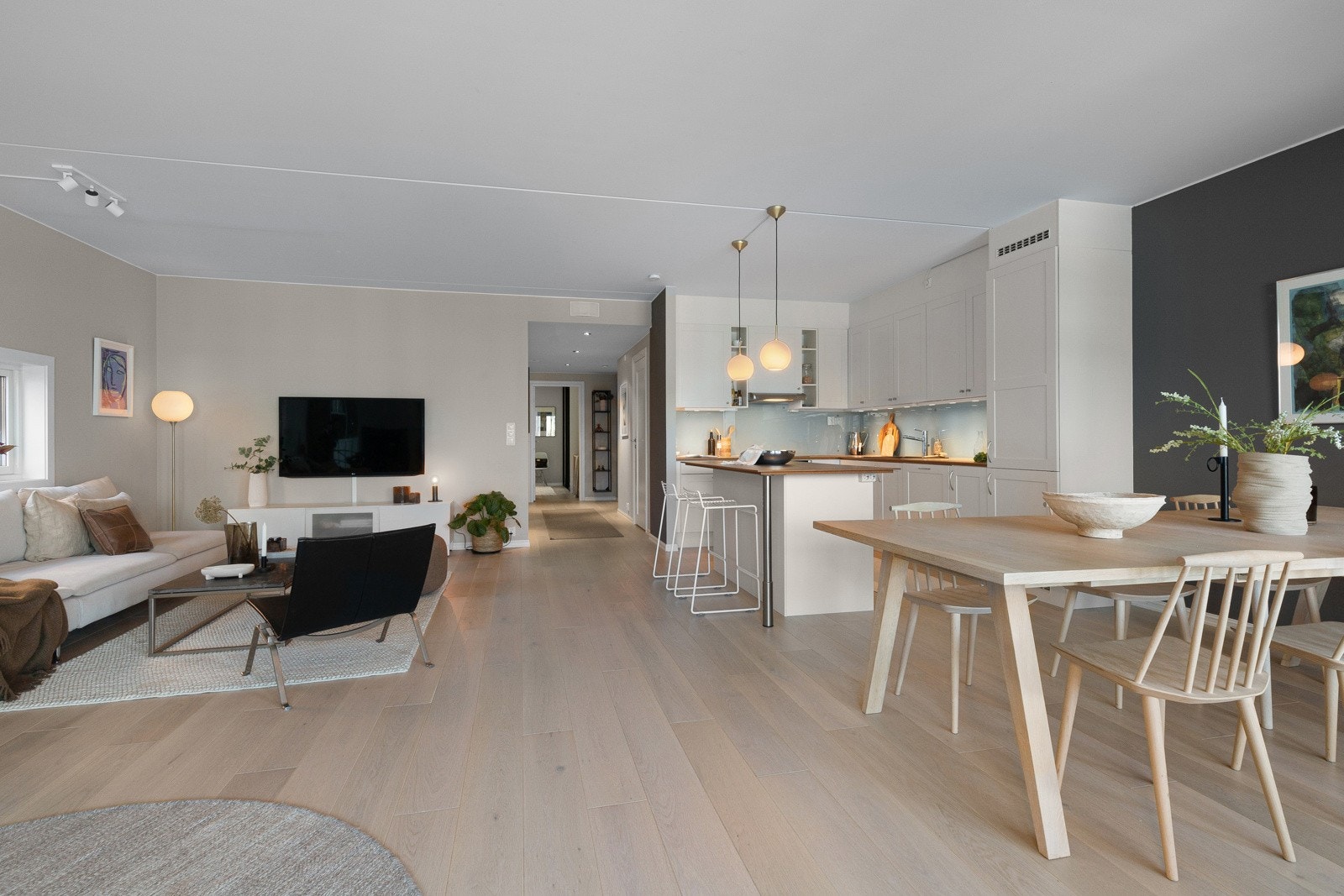 Leiligheten har et pent, enstavs parkett gulv av hvitpigmentert eik som harmoniserer fint med de lekre veggfargene. Galleribilde
