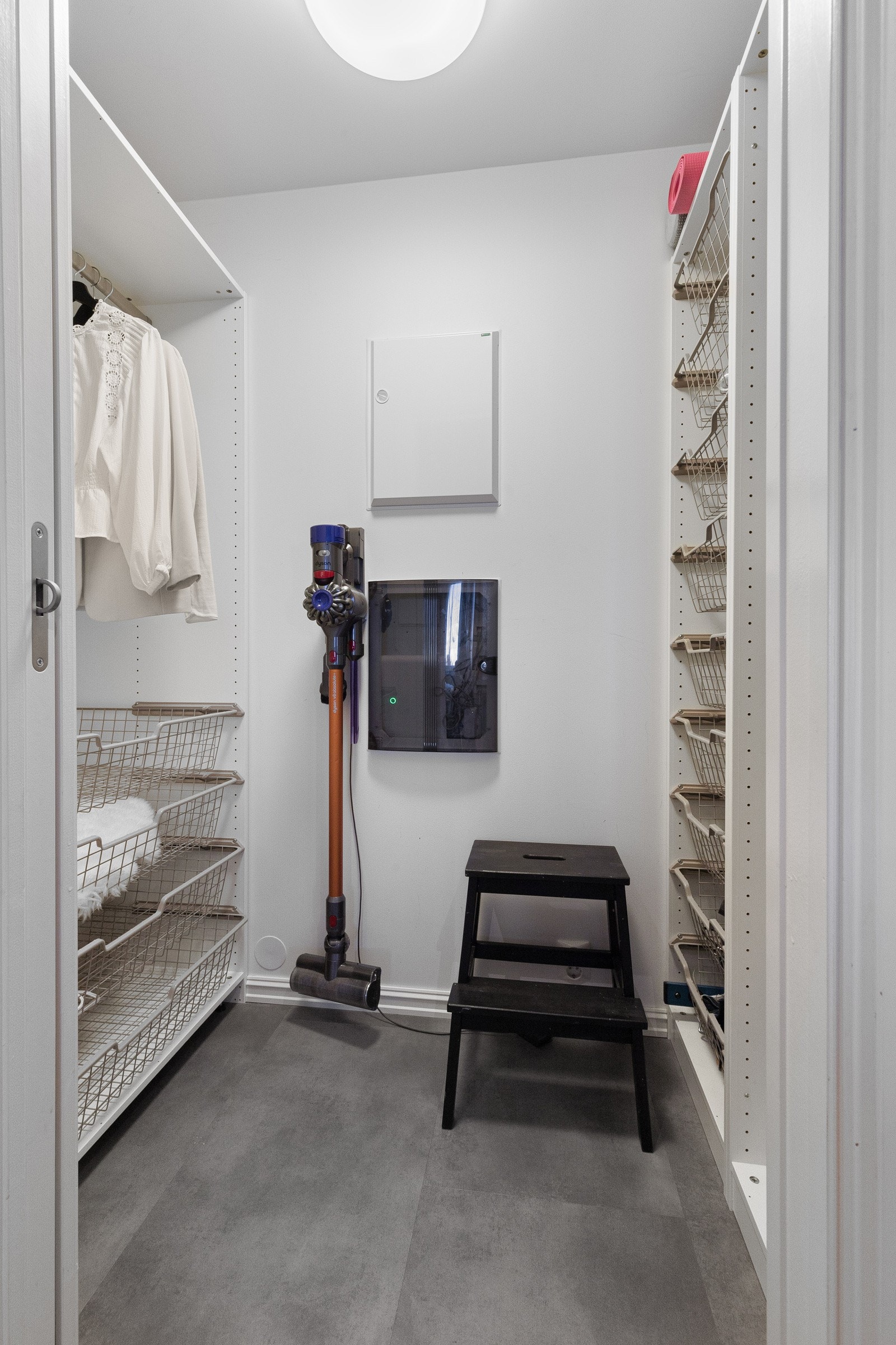 Meget gode oppbevaringsmuligheter i garderoberom/walk-in closet tilknyttet entréen. Leiligheten har gode oppbevaringsmuligheter, samt disponerer hele tre eksterne boder i fellesareal på totalt 13m²! Galleribilde
