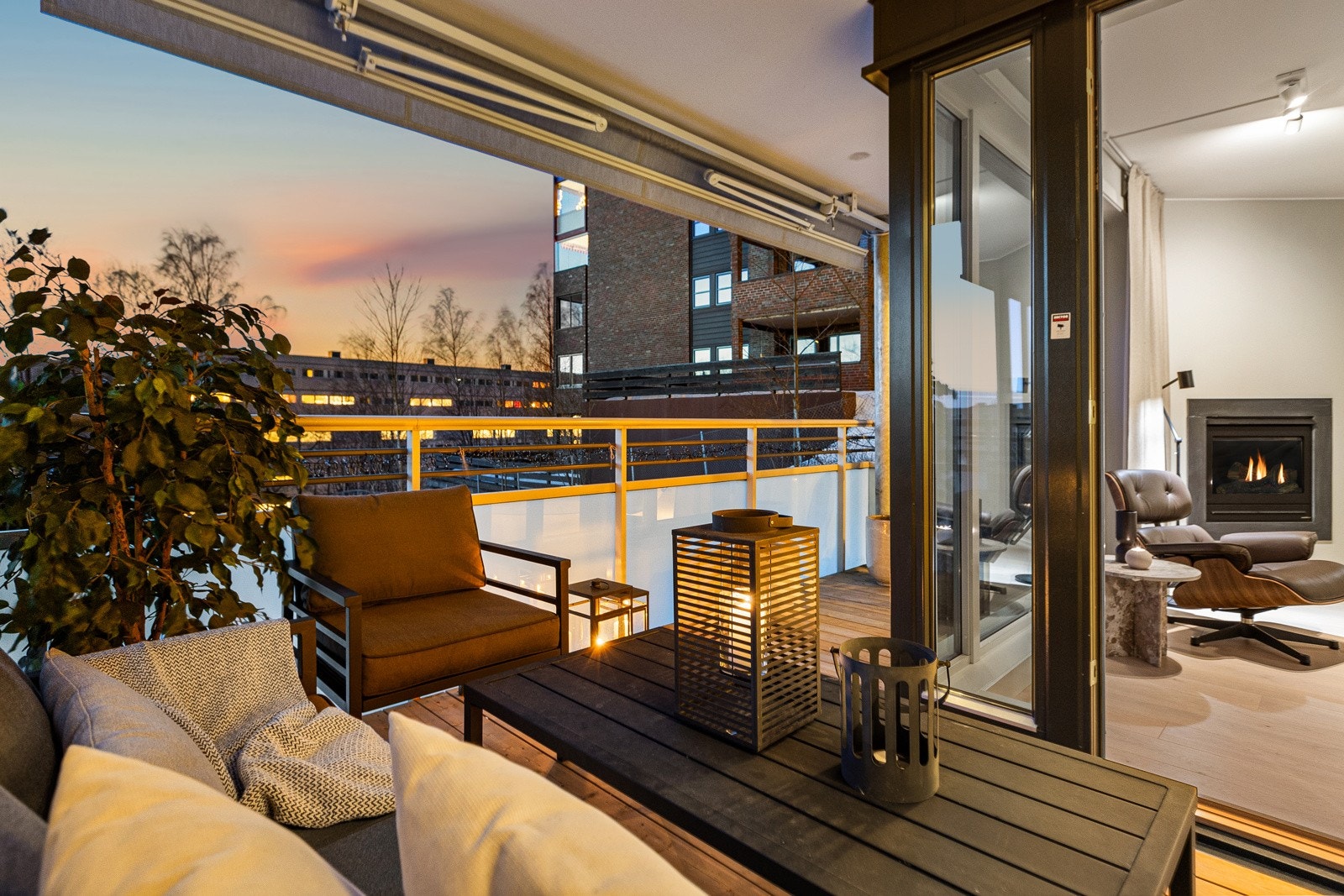 Fra stuen har man direkte tilgang til vestvendt hjørnebalkong på ca. 11 m² med god plass til forskjellig utemøblement, grill og beplantning. Galleribilde