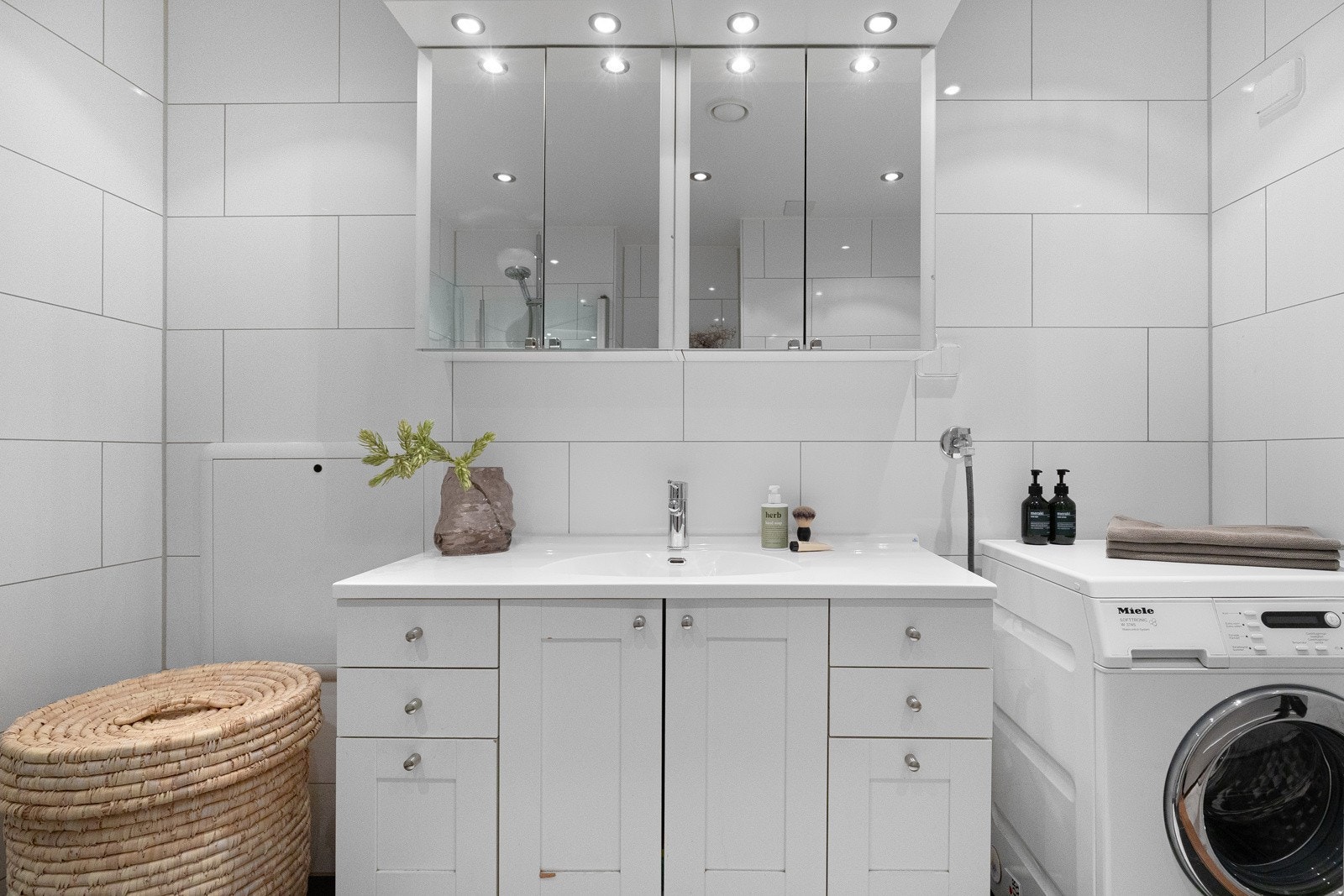 Baderommet har gulvvarme, downlights i himling, lekre fliser kombinert med stilren innredning, samt opplegg for vaskesøyle (vaskemaskin og tørketrommel). Galleribilde
