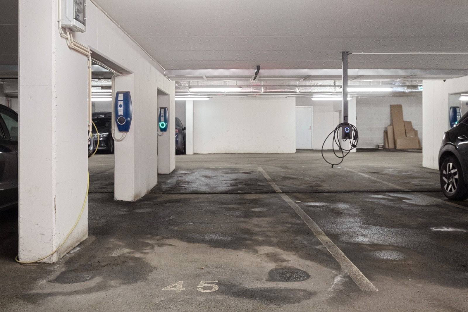 Det medfølger garasjeplass med el-bil lader i tilknyttet, oppvarmet garasjeanlegg med direkte heisadkomst. Garasjeplassen har god intern beliggenhet i garasjeanlegget med enkel, trappefri tilgang med heis. Galleribilde