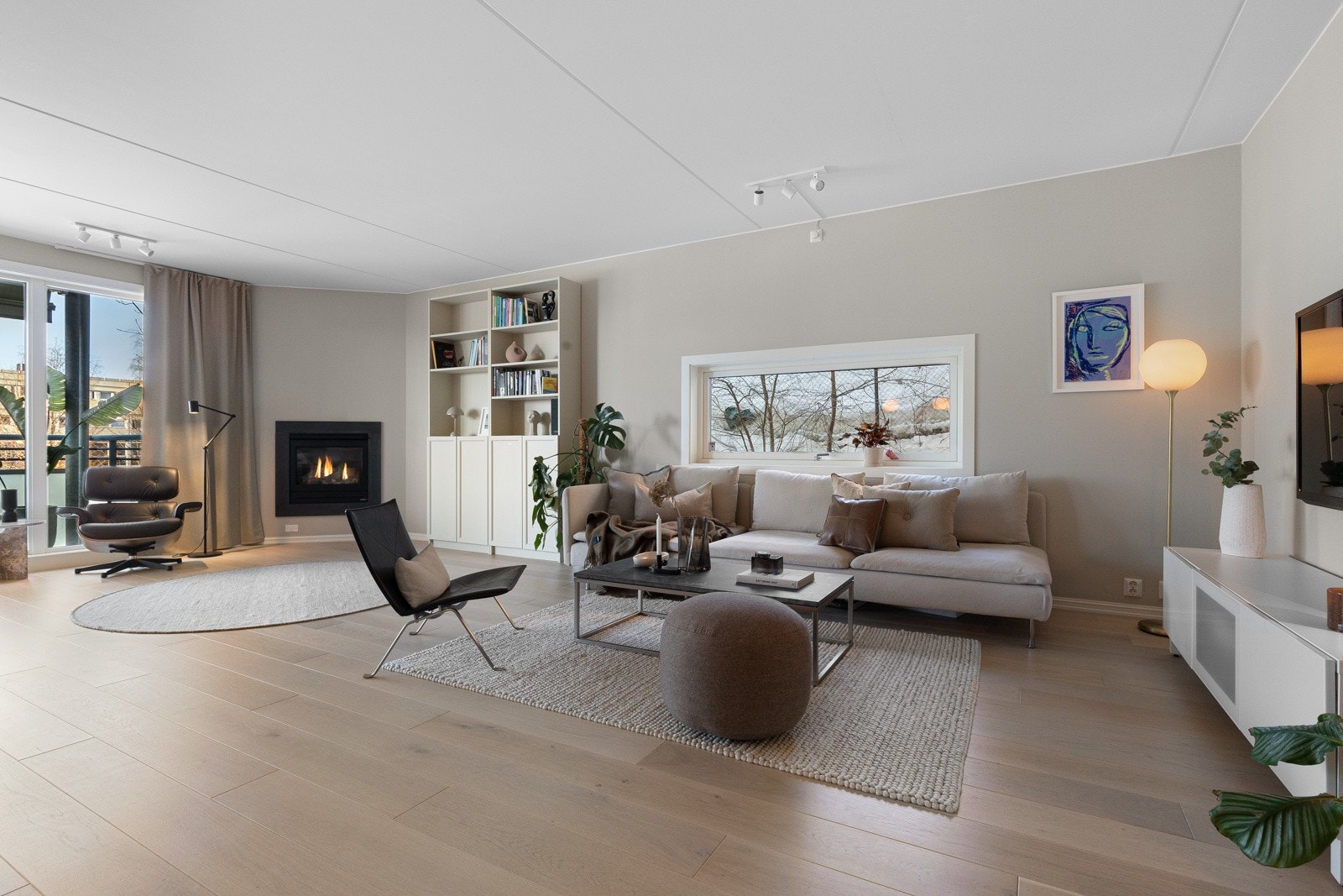 Eier har til daglig en stor hjørnesofa i stuen. Her er det god plass til hele familien foran gullruten på tv-skjermen! Galleribilde