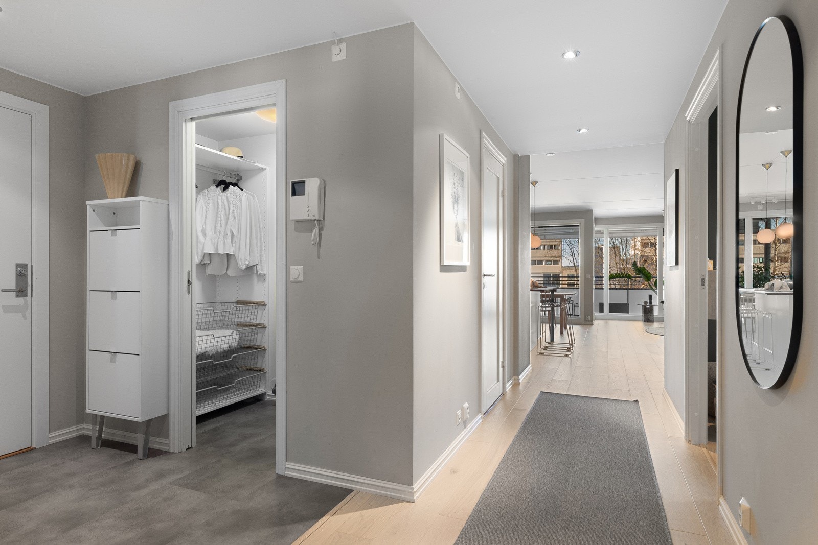 Romslig entré/gang med gode oppbevaringsmuligheter og tilknyttet garderoberom/walk-in closet. Galleribilde