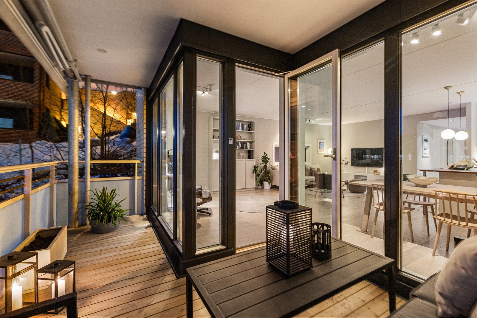 Svært lekker og romslig 4-roms ende-/selveierleilighet med stor, vestvendt hjørnebalkong på 11m² med gode solforhold beliggende på ettertraktede Grefsenkollen. Galleribilde