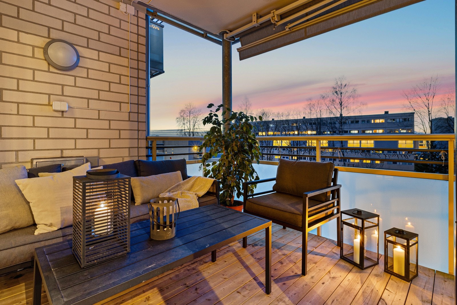 Uteplassen er også utstyrt med impregnert terrassebord på gulv for en lun følelse, belysning på yttervegg, infrarød varmelampe i tak og elektrisk markise med fjernkontroll for solskjerming. Galleribilde