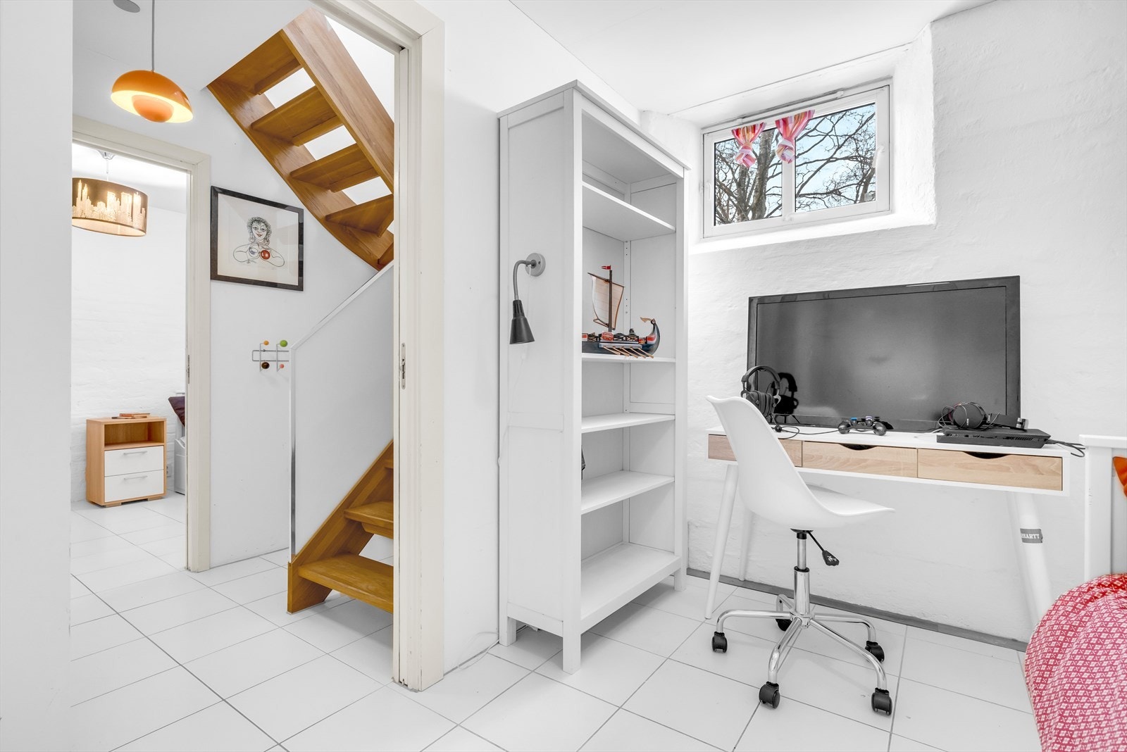 Begge soverommene i underetasje er av god størrelse og ligger vendt mot bakgård. Galleribilde