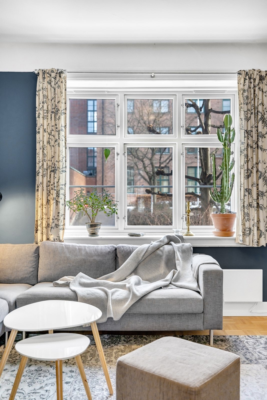 I stuen er det også store vindusflater. Vinduene i hovedetasje ble byttet ut i 2013 Galleribilde