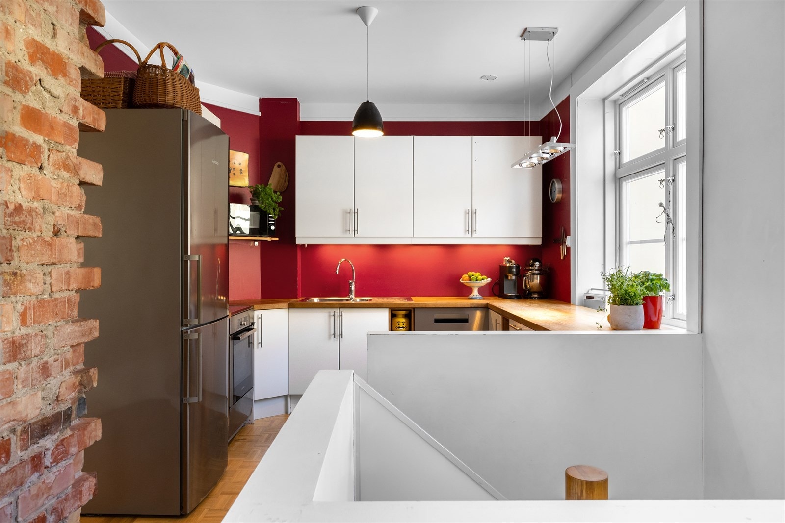 Praktisk og flott kjøkkenløsning - rikelig med både skap og benkeplass Galleribilde