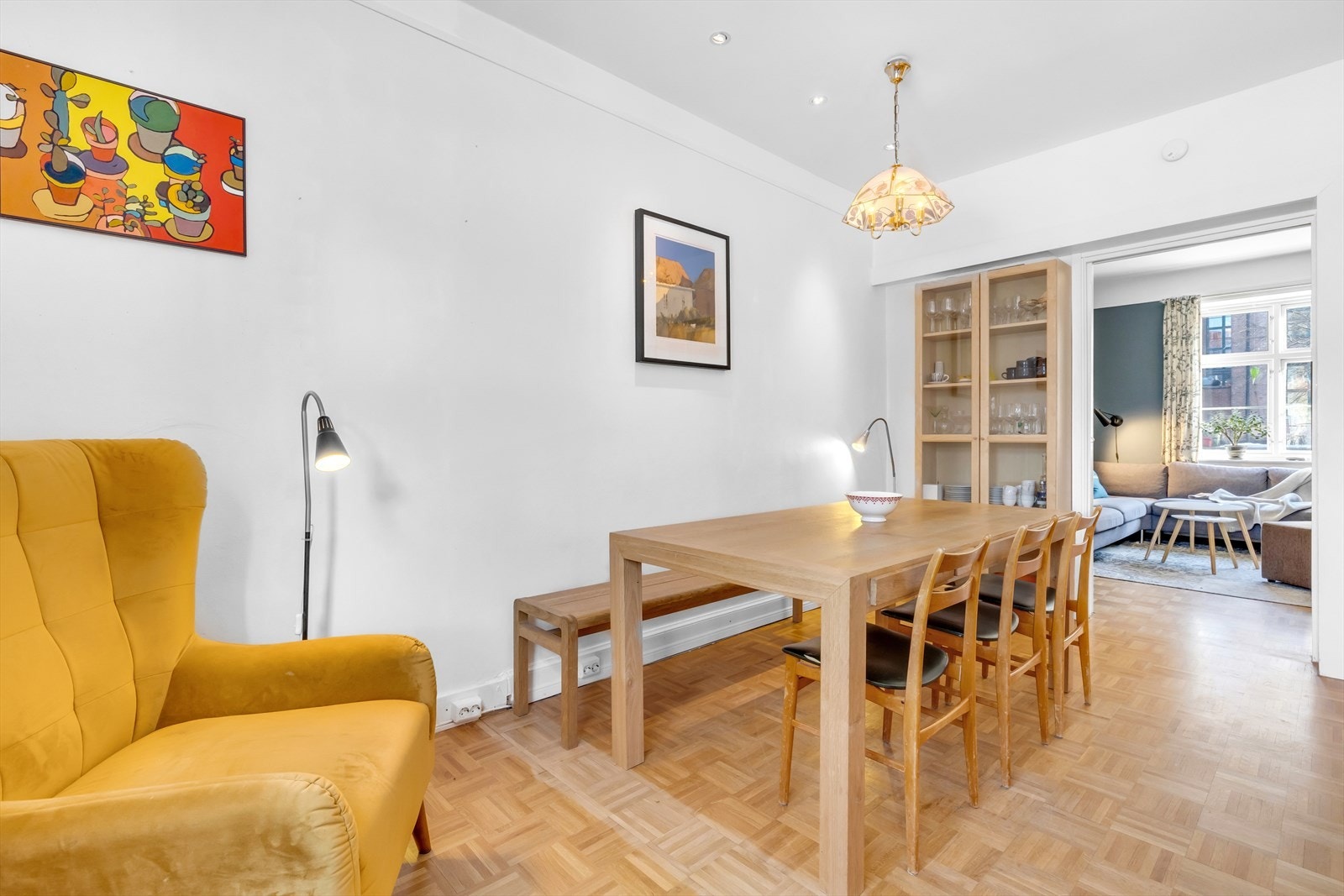 I spisestuen er det god plass til stort spisebord, her kan familie og venner inviteres til hyggelige selskap Galleribilde