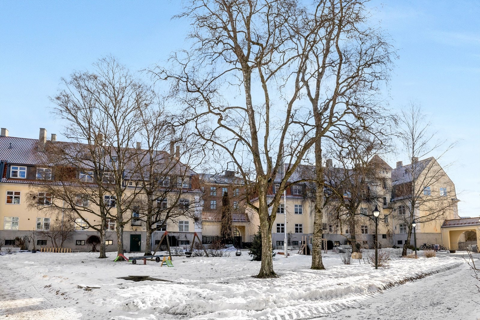 Stor felles hage med lekeapparater. Her kan barna boltre seg og leke med andre barn i nærområdet Galleribilde
