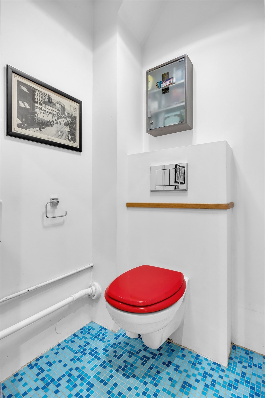 Separat toalettrom beliggende vegg i vegg med badet Galleribilde