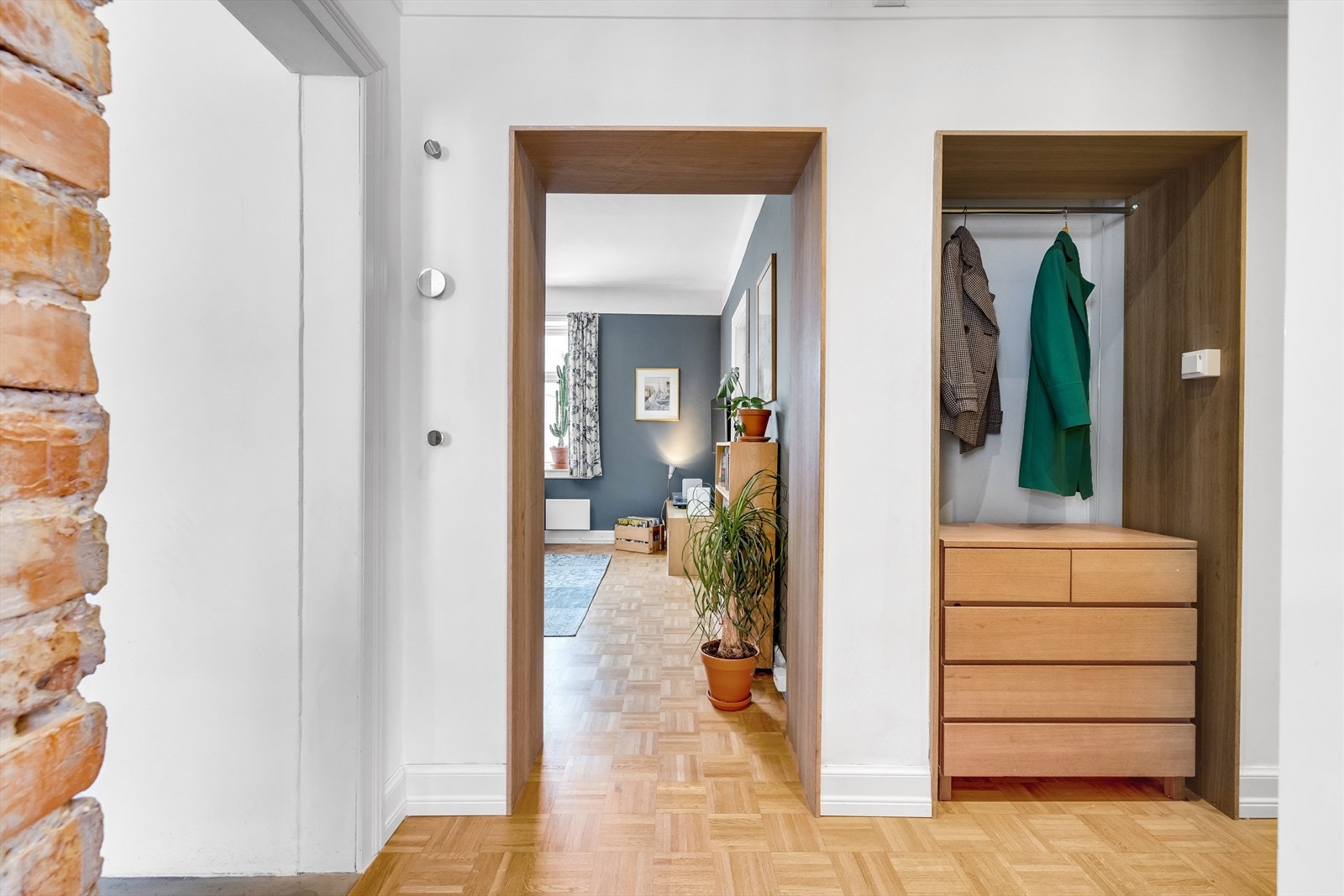 Entre/gang er av god størrelse, her er det plass til å henge fra seg yttertøyet før man tar seg videre inn i boligen. Galleribilde