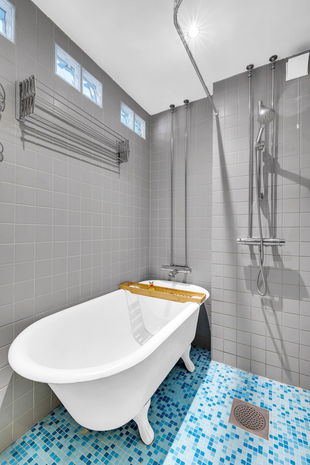 Badet er utstyrt med dusj, badekar, servant og opplegg for vaskemaskin. Galleribilde