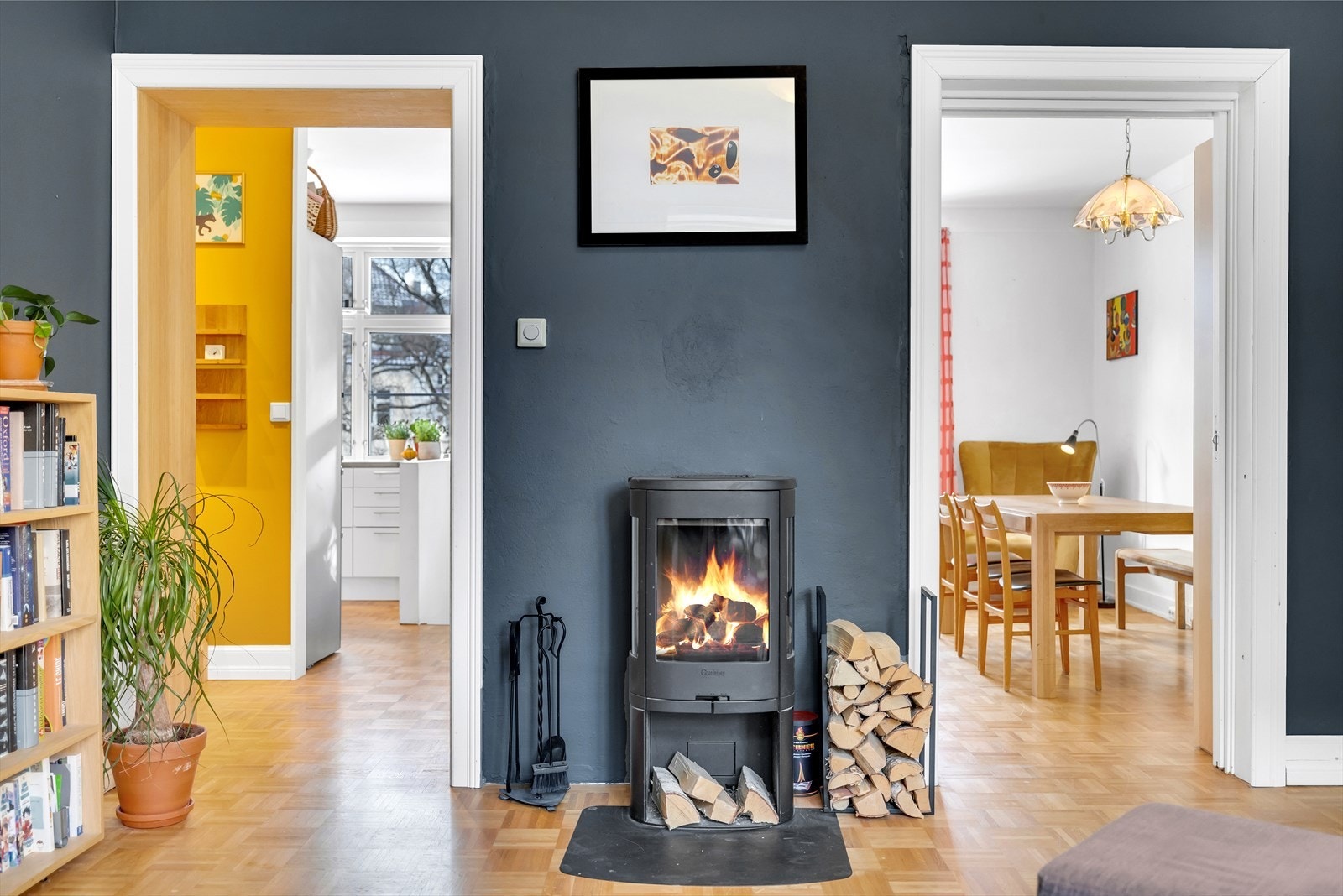 Det er inngang til stuen fra gang og spisestue. Den gjennomgående planløsningen tilfører rikelig med naturlig lysinnslipp Galleribilde