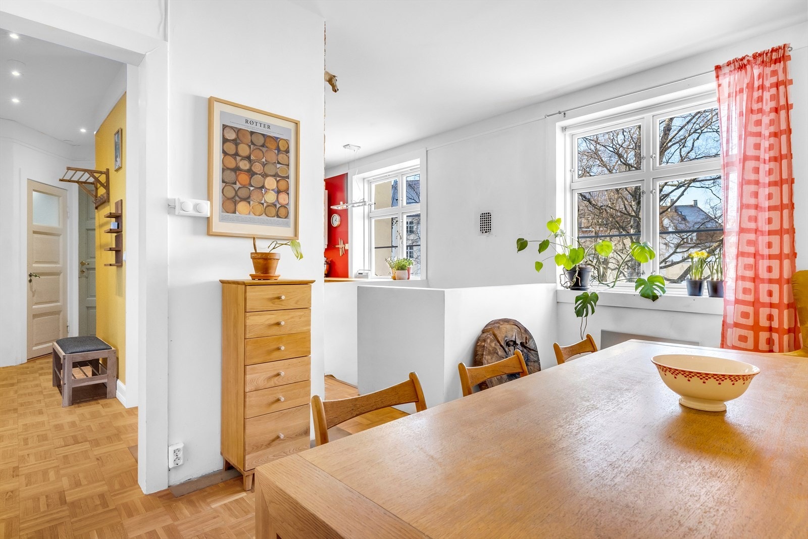 Nabolaget består primært av barnefamilier, Her er det store fellesområder som barna kan boltre seg på. Galleribilde