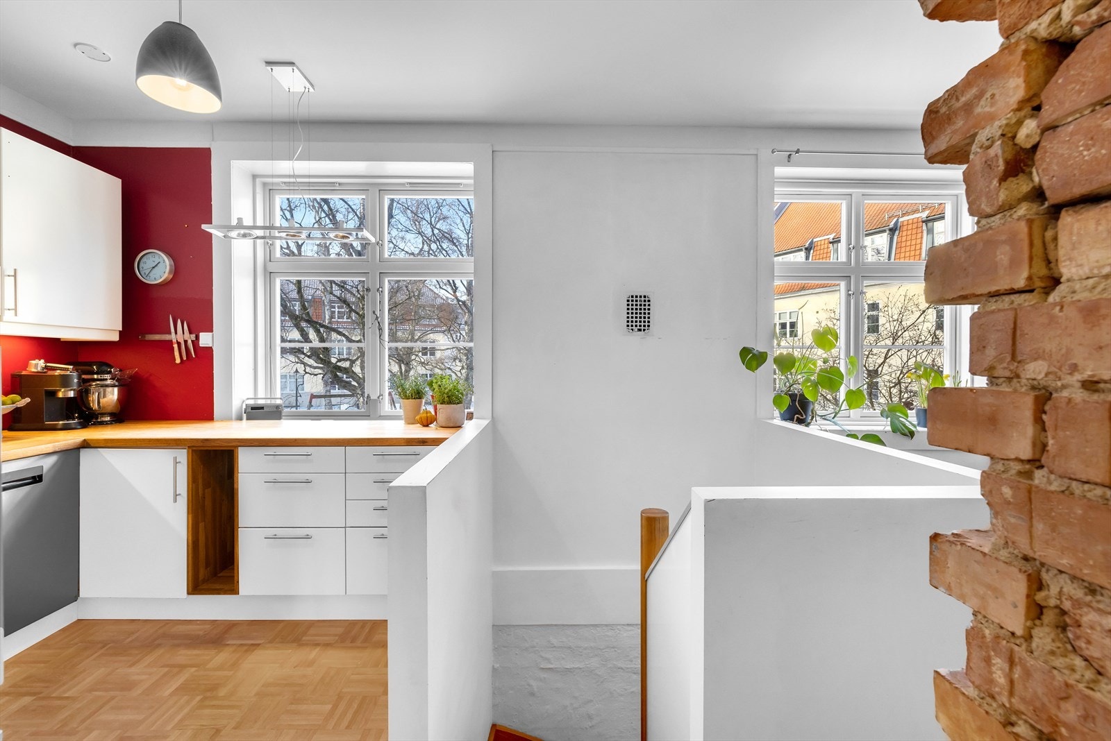 Den åpne planløsningen sammen med de store vindusflatene gir en god romfølelse og en behagelig atmosfære Galleribilde