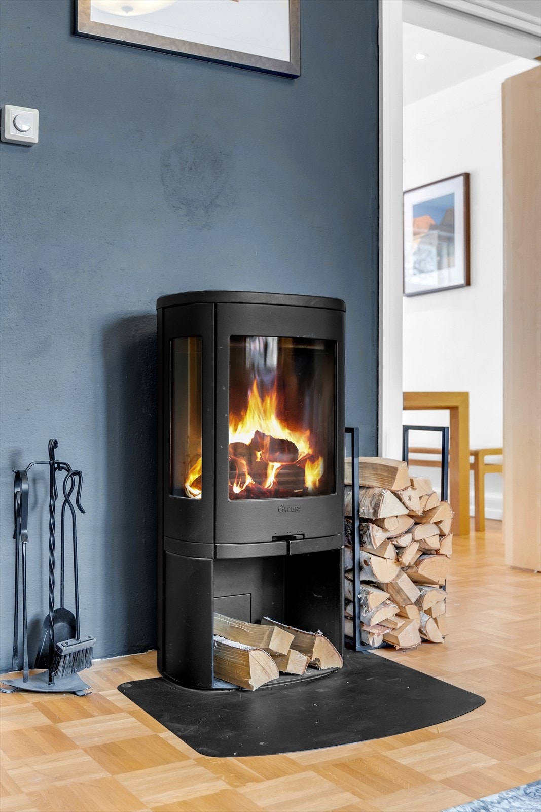Vedovn i stue for ekstra kos og hygge, samt mulighet for en økonomisk oppvarming av leiligheten Galleribilde