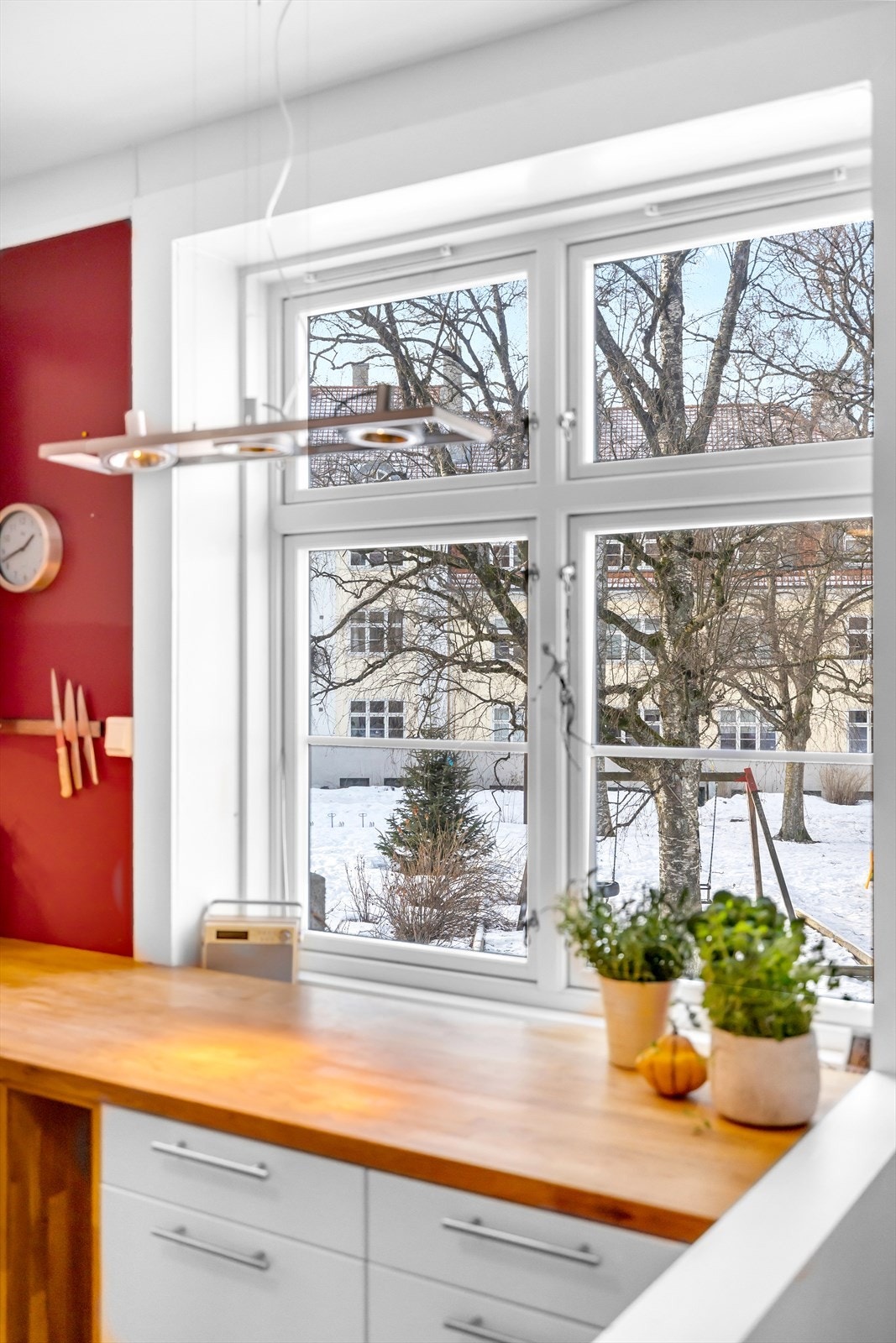 Fra kjøkkenet er det utsyn mot den hyggelige bakgården Galleribilde