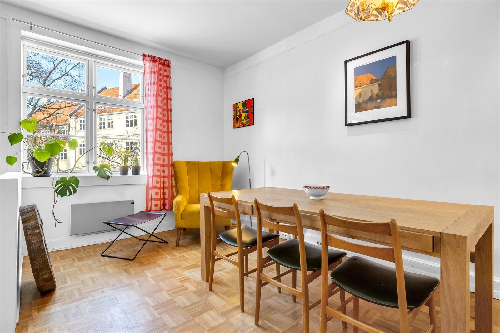 Hovedetasjen består av spisestue med åpen kjøkkenløsning, stue, soverom, bad, toalettrom og entre/gang. Galleribilde