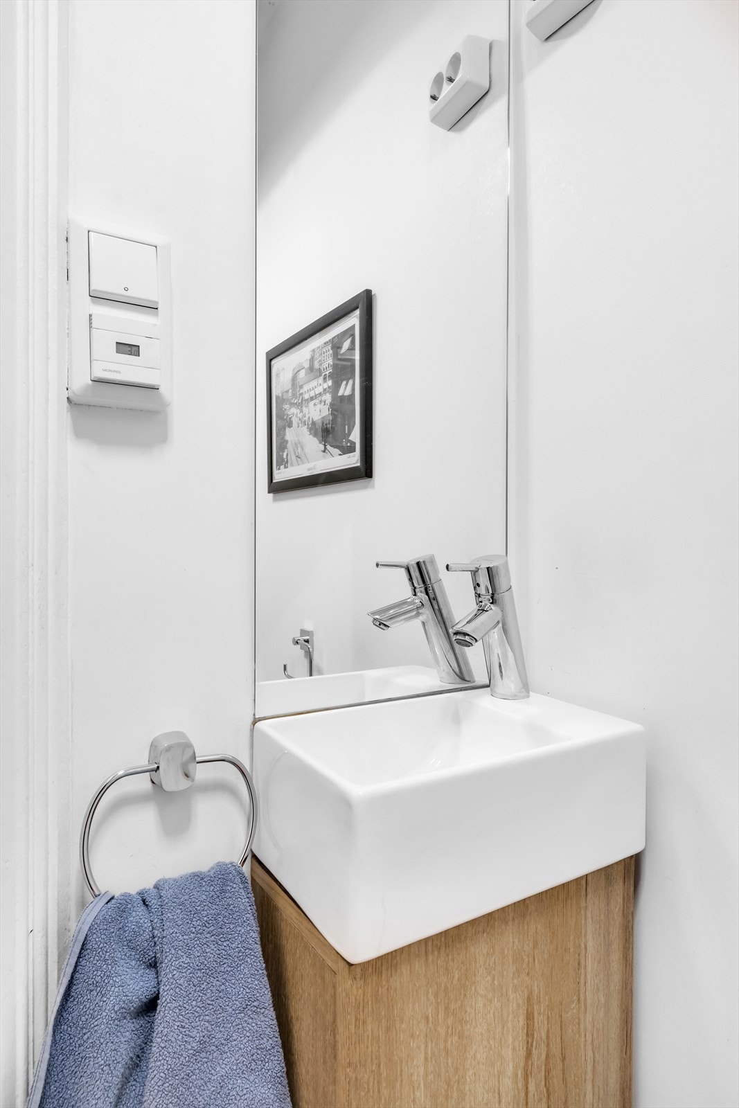 Toalettrommet er innredet med veggfestet klosett med innebygget sisterne og servant. Galleribilde