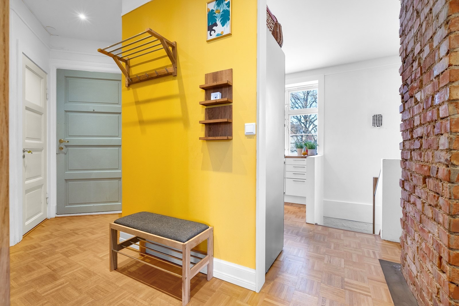 Fra gangen er det inngang til kjøkken/spisestue, stue, bad og toalettrom Galleribilde