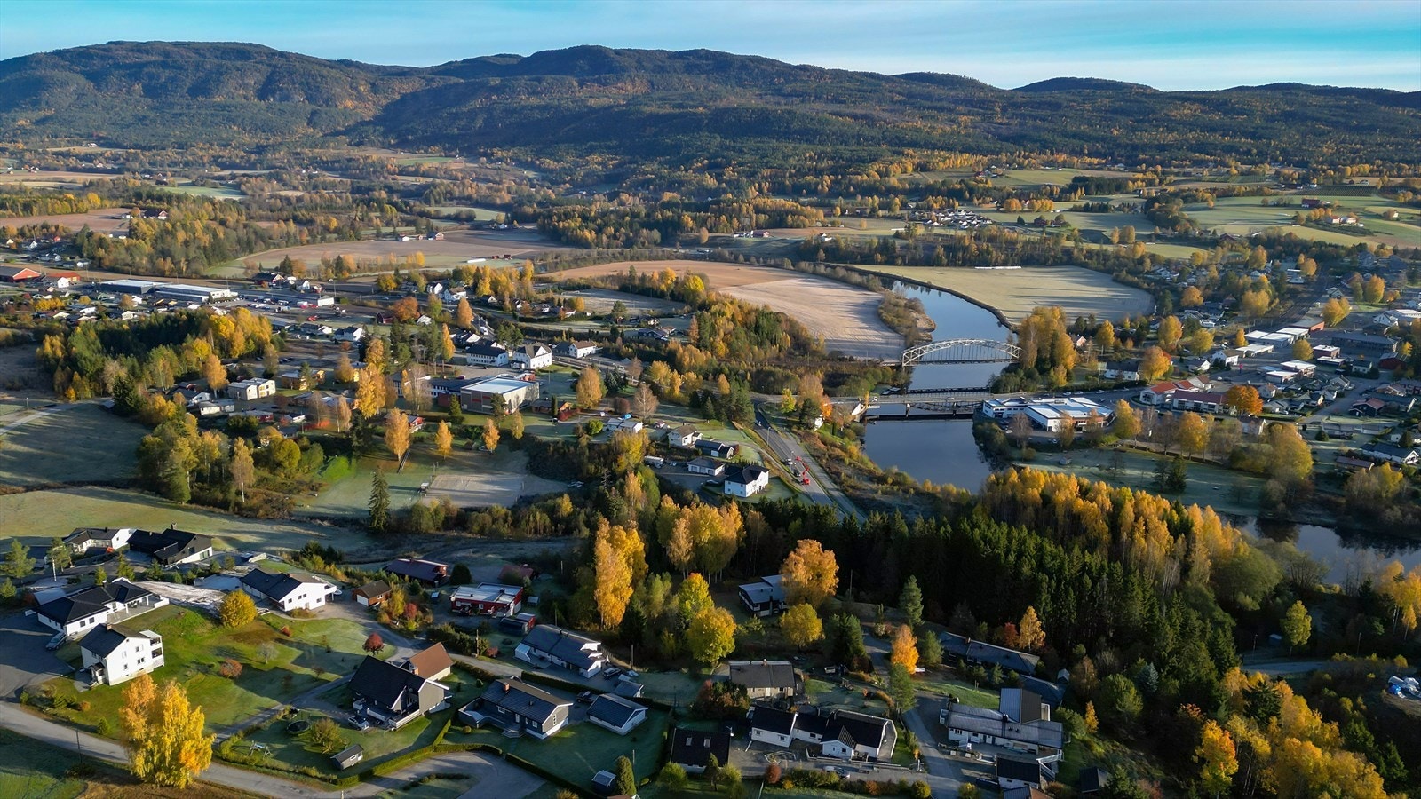 Gvarv ligger fint til ved den nordlige enden av idylliske Norsjø. Ved sentrum er det etablert småbåthavn langs Bøelva, med nærhet til elvas utløp i Norsjø. Galleribilde