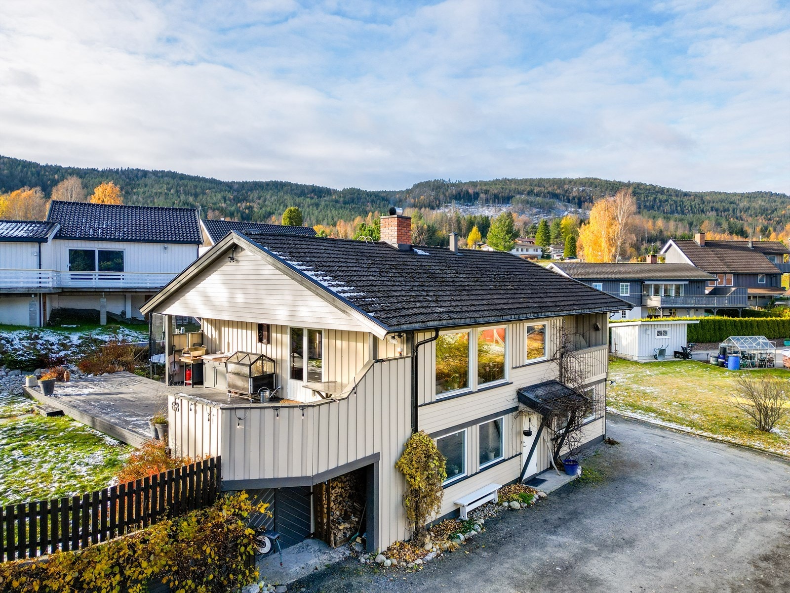 Eiendommen har en flott og solrik beliggenhet i et godt etablert og barnevennlig boligområde på Gvarv i Midt-Telemark kommune. Galleribilde