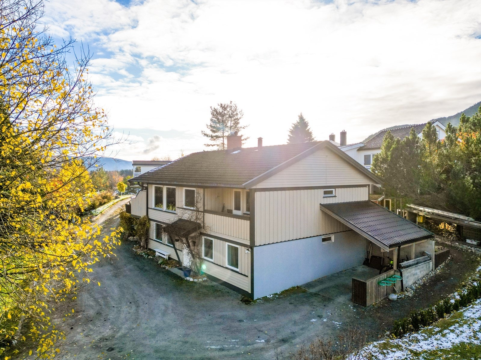 Boligen har også tilliggende carport. Galleribilde
