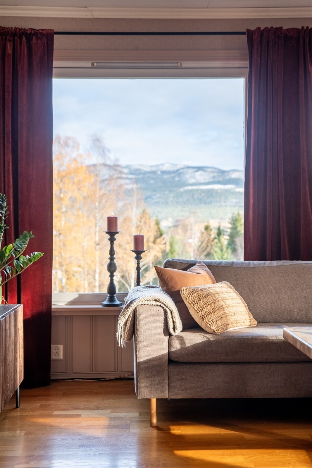 Stuevinduene mot nordøst byr også på nydelig utsikt til skogkledde åser og fjell! Galleribilde