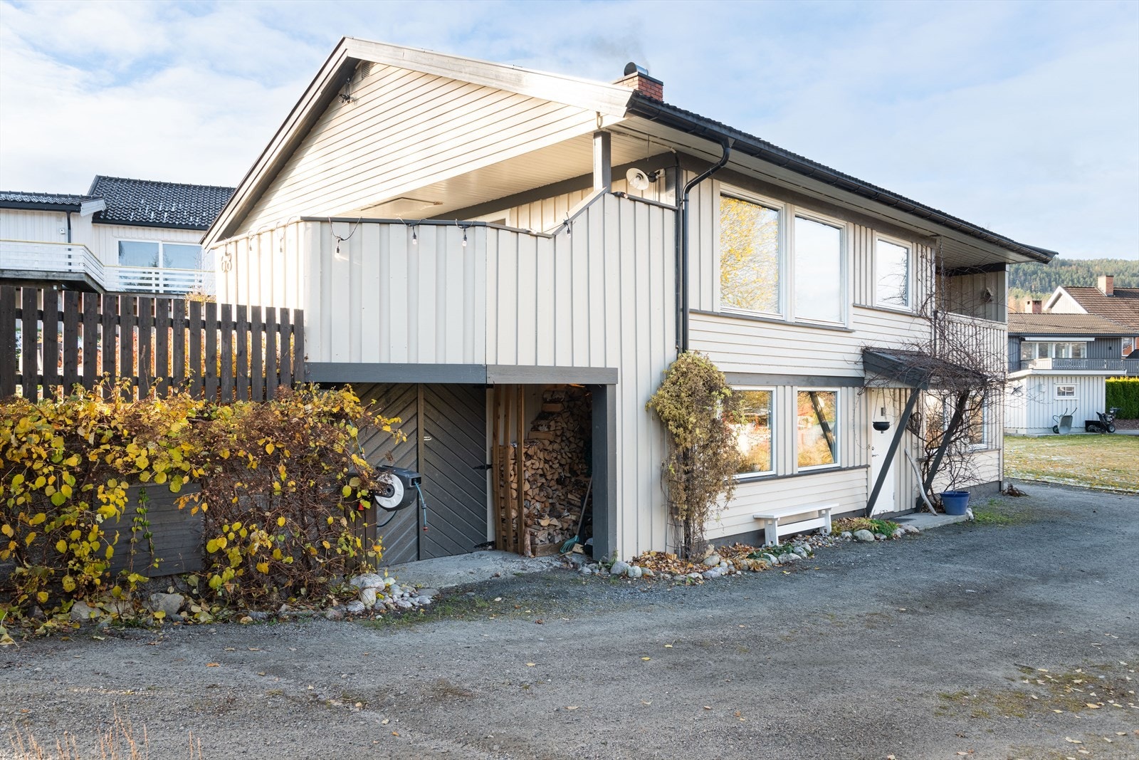 Tilliggende boligen, er det oppført et uinnredet kjellerrom/bod med utvendig adkomst. Gruset innkjørsel og gårdsplass. Galleribilde
