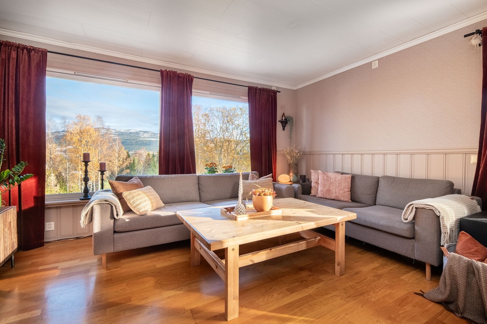 Romslig og flott stue med pent oppussede overflater og store vindusflater som tilfører rommet godt med naturlig lys. Galleribilde