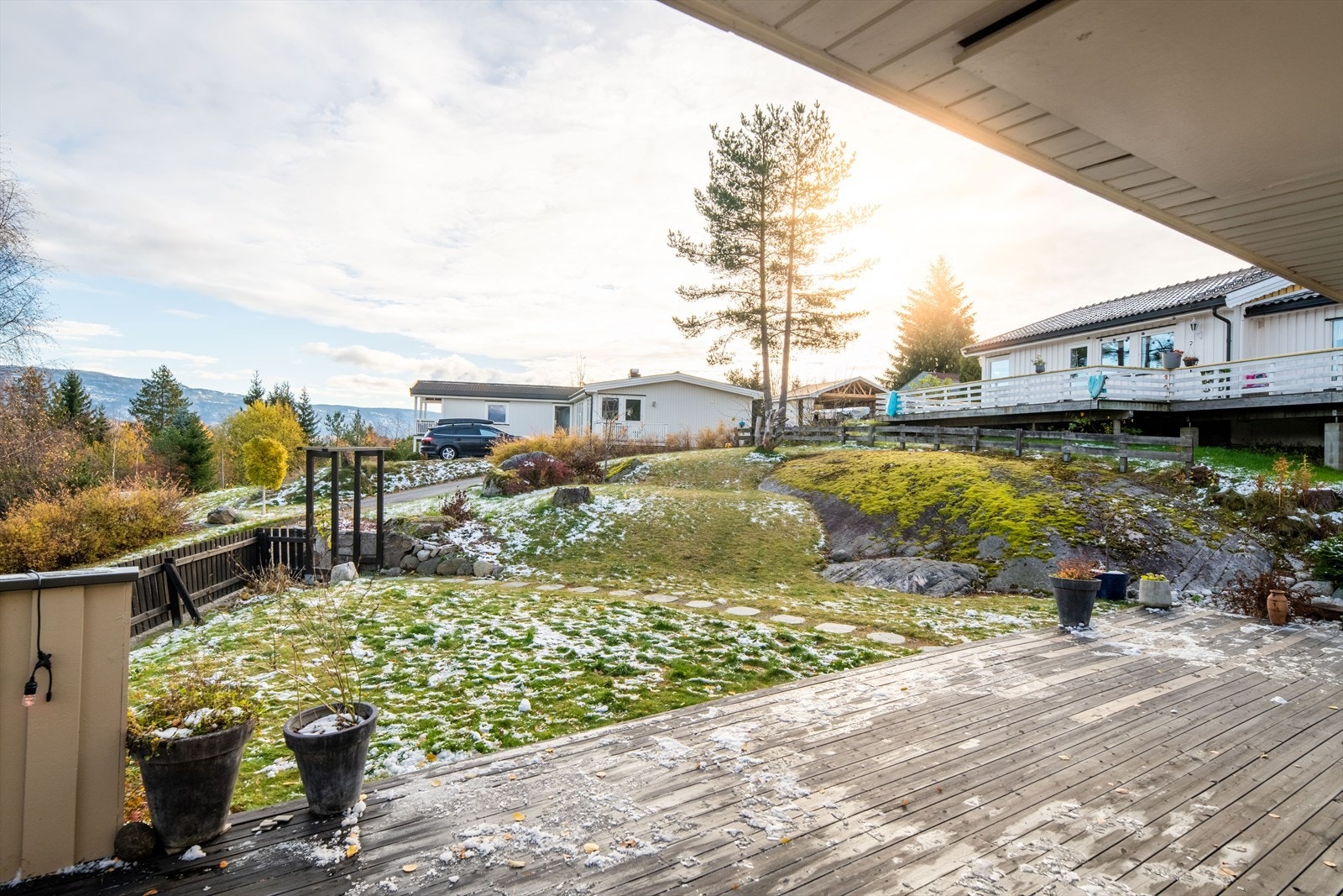 Til boligen, ut fra stue i hovedetasjen er det etablert en stor, sydvestvendt terrasse med gode solforhold. Galleribilde
