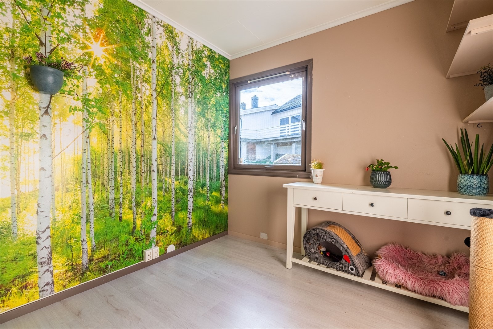 Det andre soverommet i hovedetasjen er også romslig, med god plass til diverse soveromsmøblement. Galleribilde