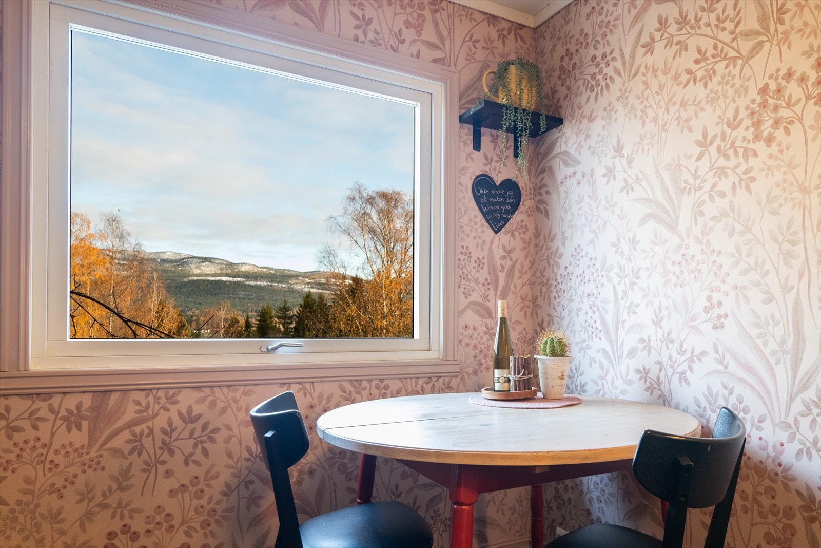Fin plass til en mindre spisegruppe ved kjøkkenvindu mot nordøst, også dette med nydelig utsikt! Galleribilde