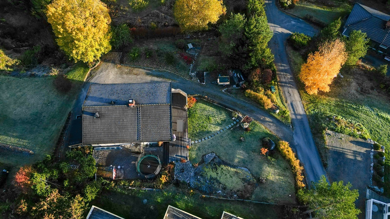 Eiendommen har en flott og solrik beliggenhet i et godt etablert og barnevennlig boligområde på Gvarv i Midt-Telemark kommune. Galleribilde