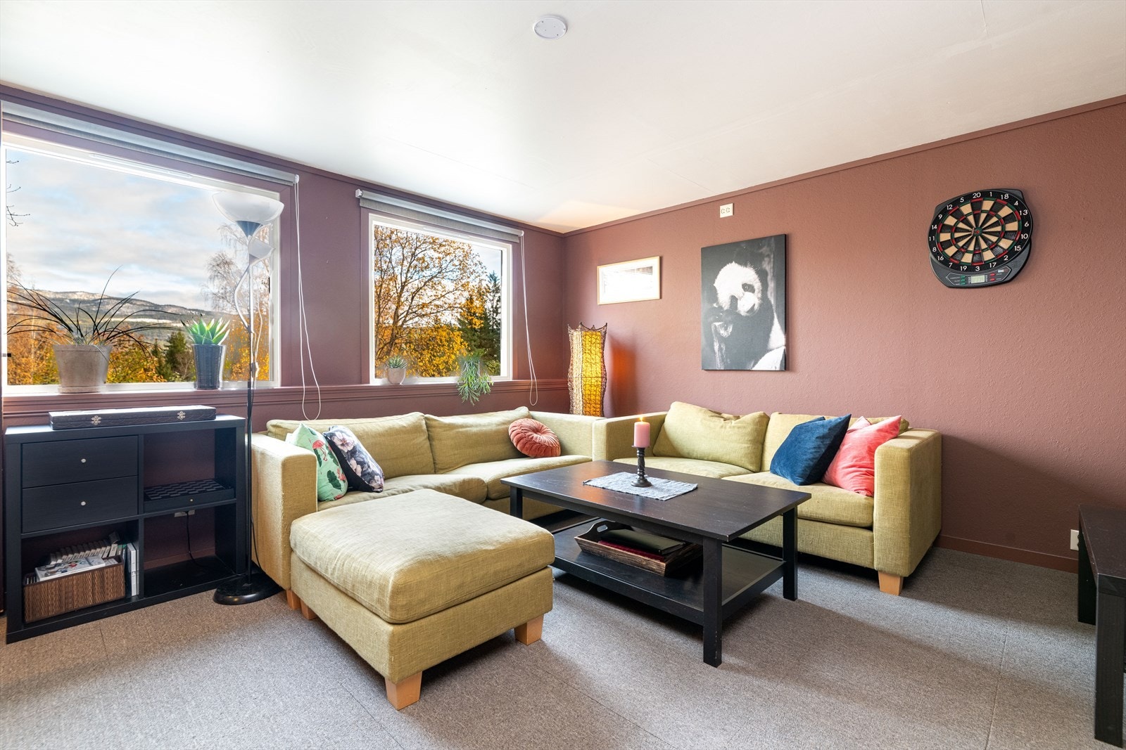 I boligens underetasje er det for øvrig etablert en fin og romslig kjellerstue med fin plass til sofagruppe og diverse møblement. Galleribilde