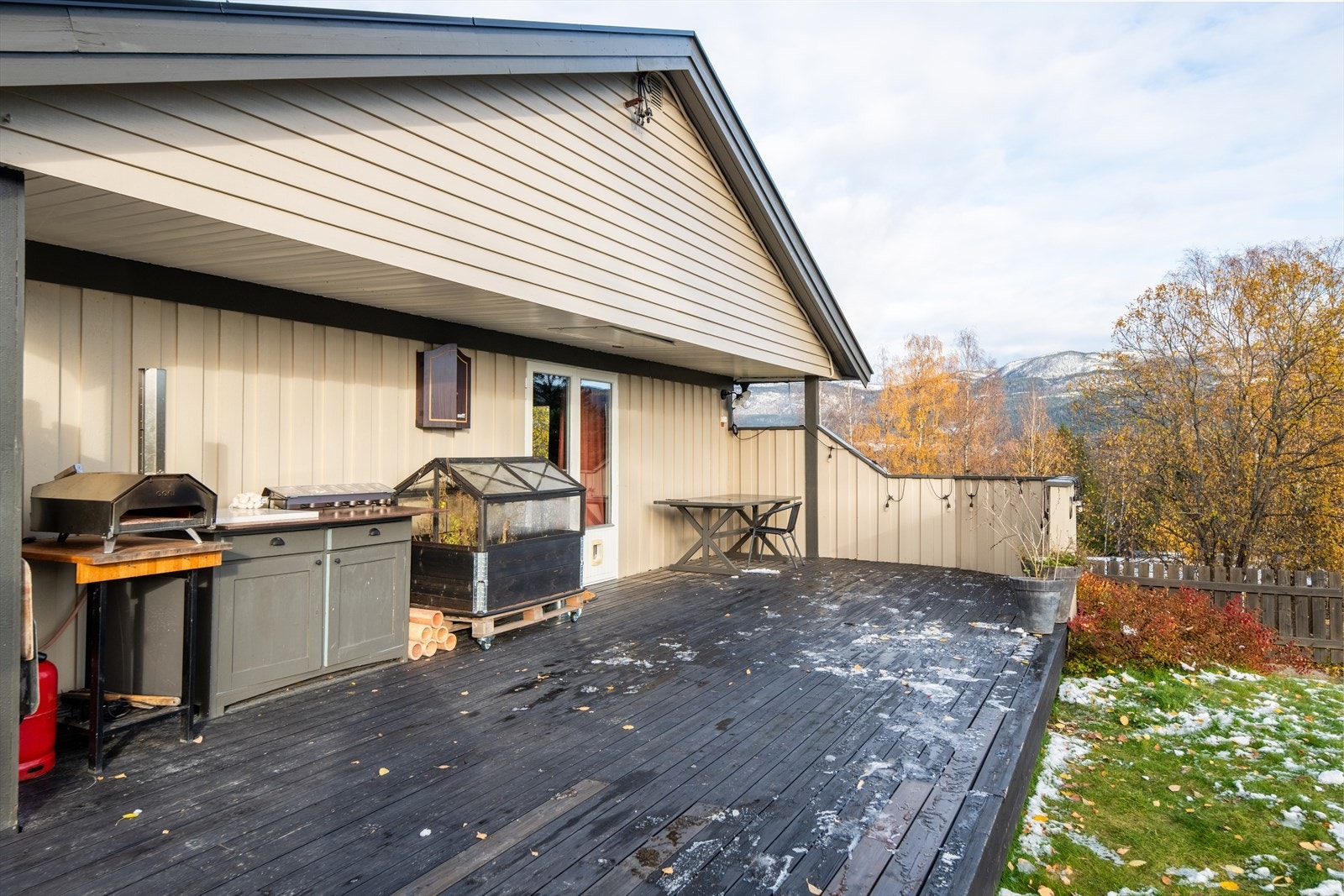 Terrassen er delvis overbygget og har fin plass til utemøblement. Den ligger i fin tilknytning til delvis inngjerdet hagedel. Galleribilde