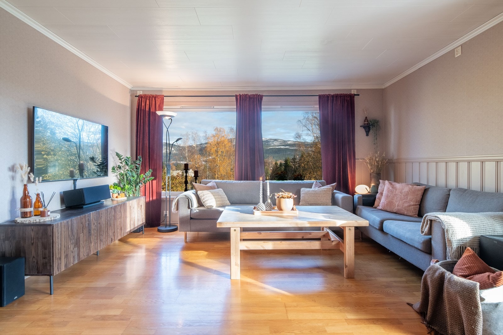 Romløsningen skaper fine, definerte soner for møblering. Det er god plass til både sofagruppe og spisestue. Galleribilde