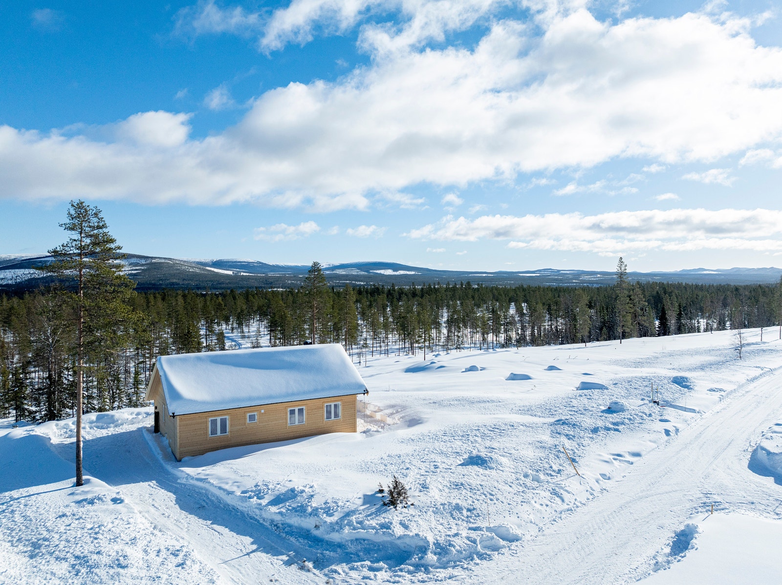 Utsikt mot Sälen. Kort vei til skiløype nedi skogen. Galleribilde