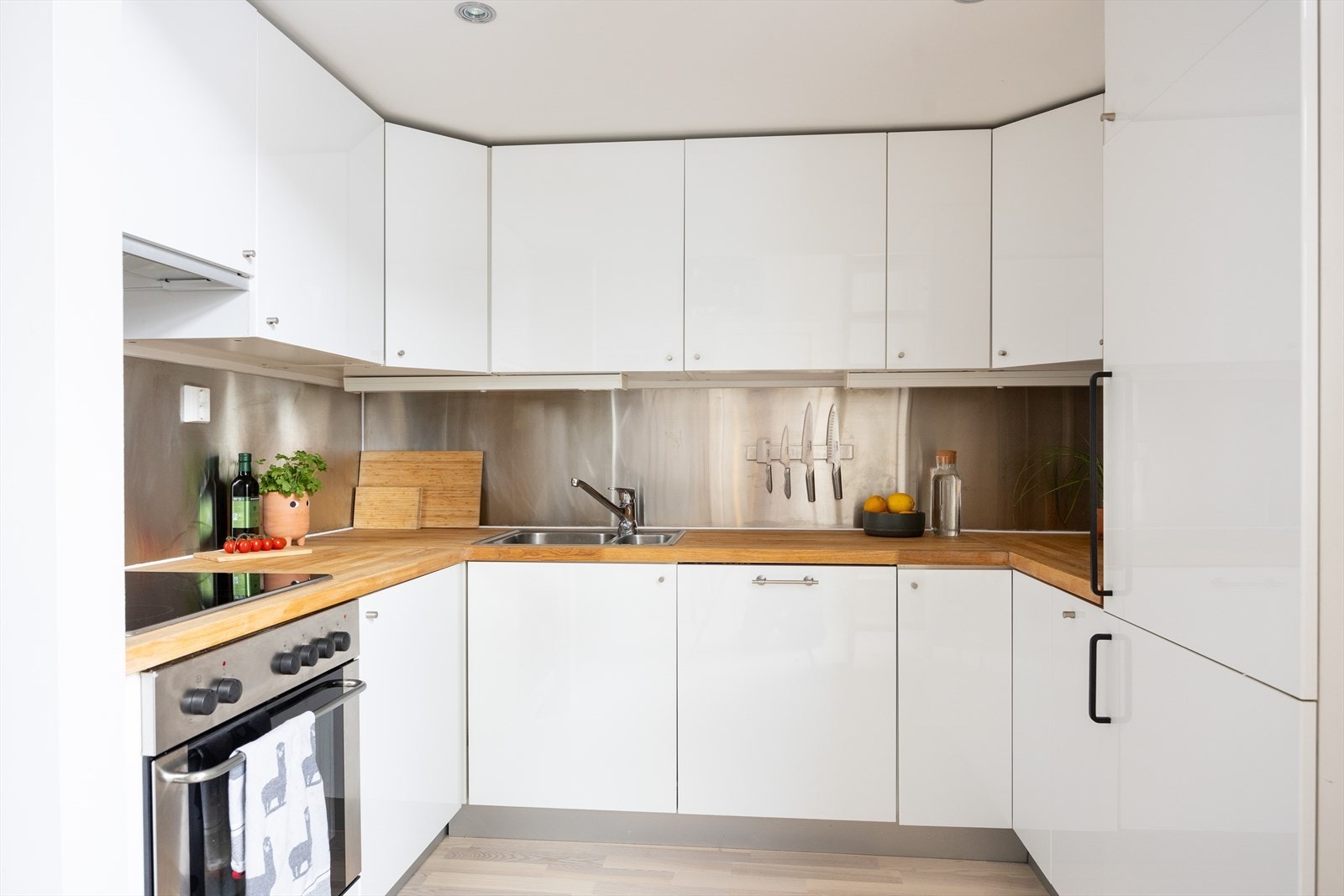 Stort kjøkken som byr på godt med benk- og skapplass Galleribilde