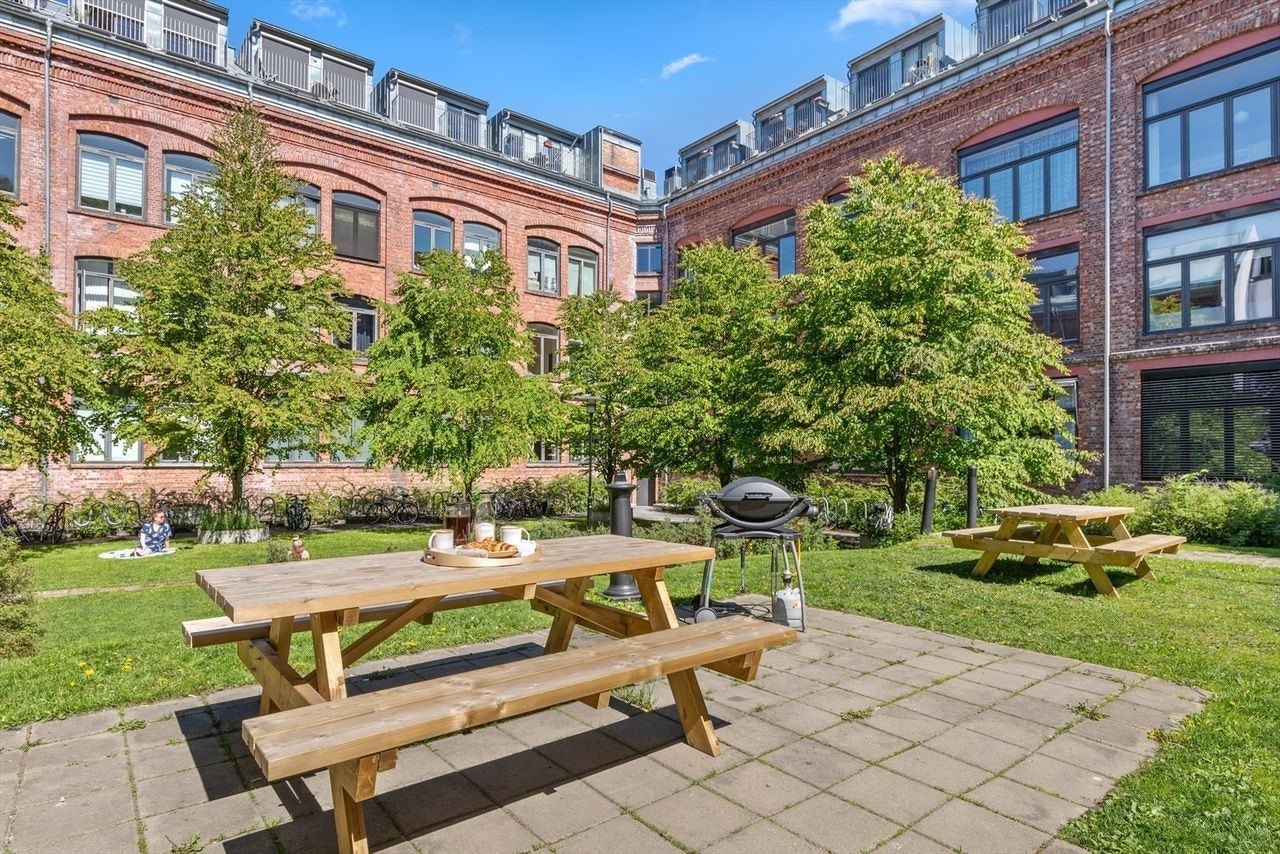 Borettslaget har en flott bakgård med fine grøntarealer og sittegrupper Galleribilde