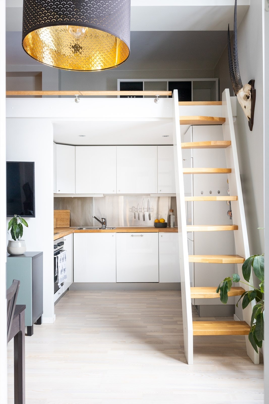 Det er trappeadkomst opp til hemsen Galleribilde