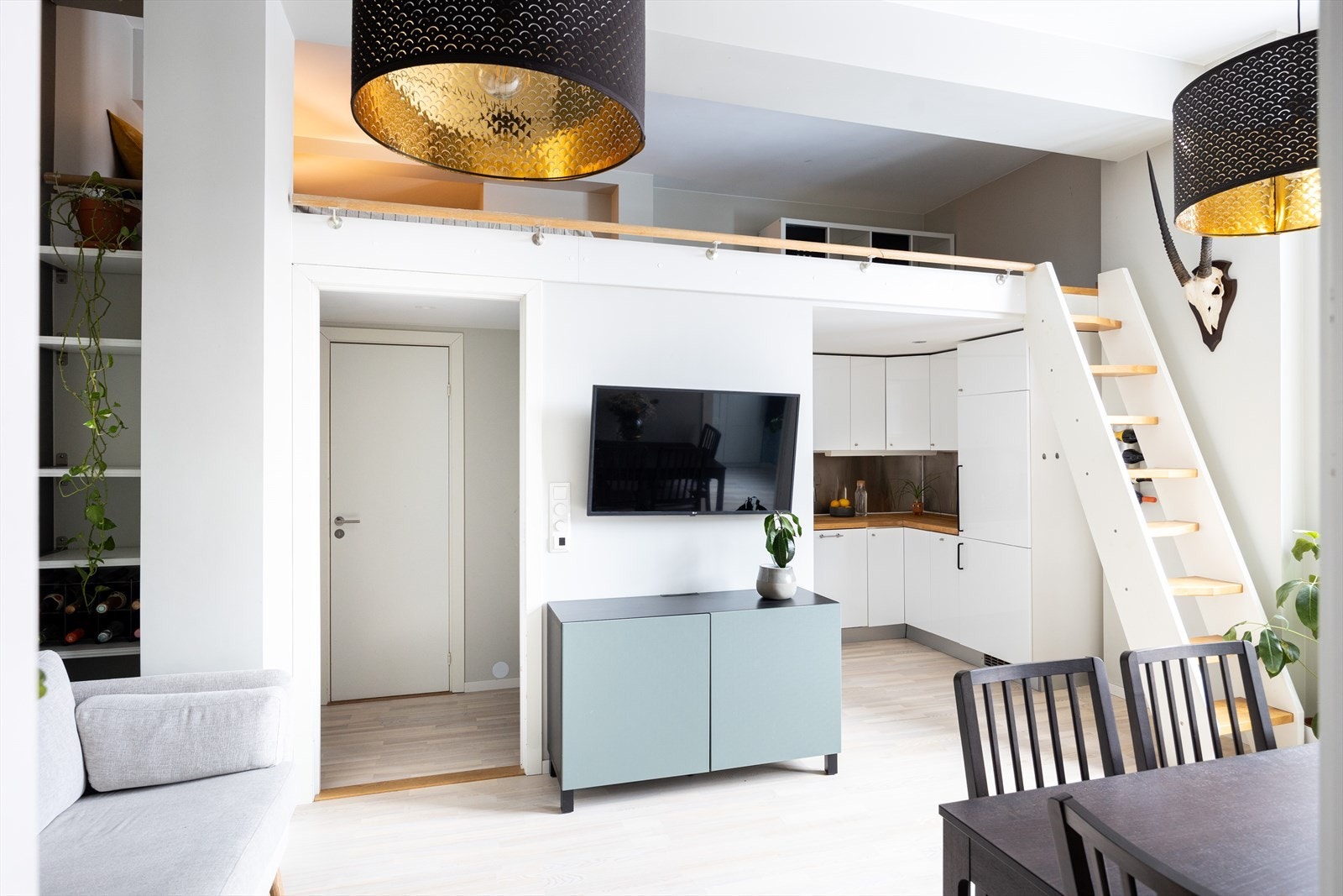 Det er gulvvarme i stuen, soverom, gang og bad Galleribilde