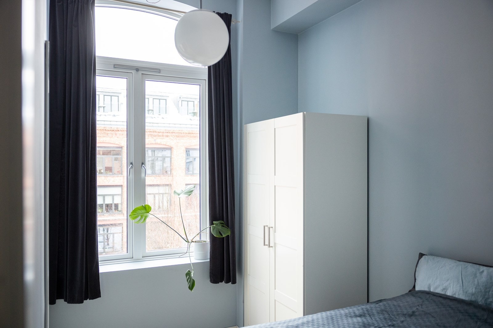 Romslig soverom med god plass til dobbeltseng, nattbord og garderobeskap Galleribilde