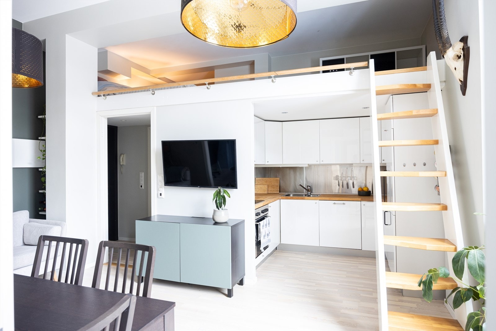 Stilig 2-roms som byr på en fantastisk takhøyde, vakre vinduer og hems Galleribilde