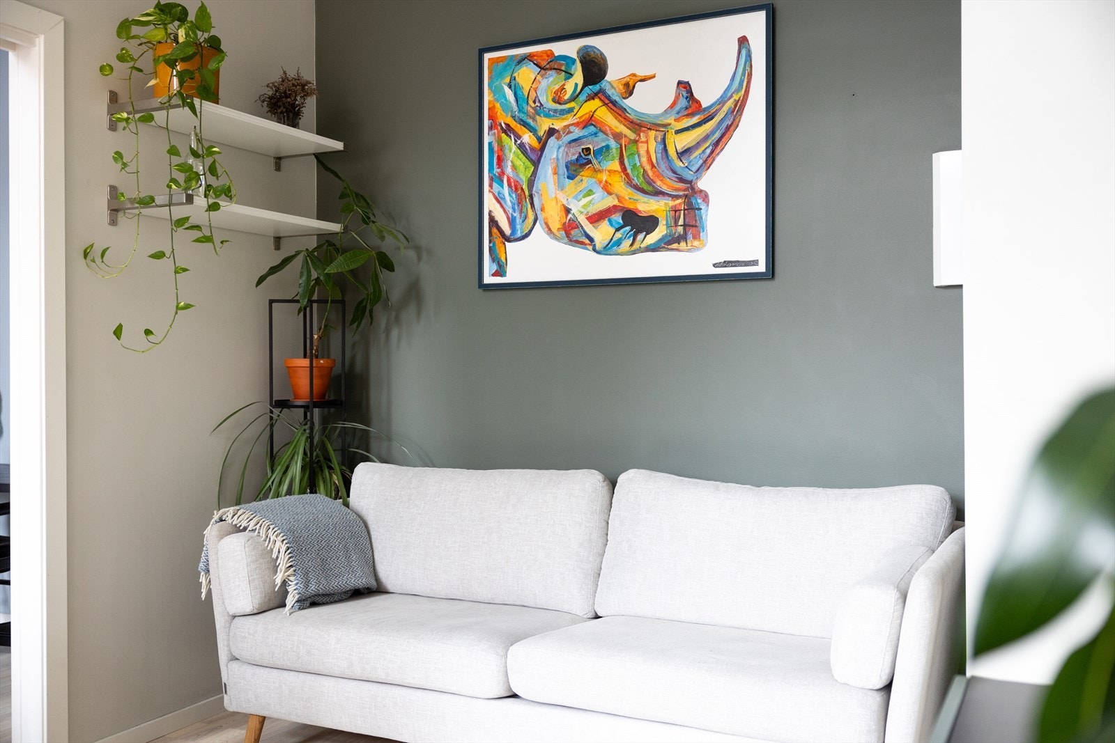 Stuen har plass til sofa og tv-møblement Galleribilde